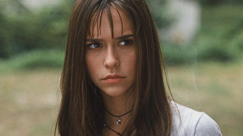 Das Bild zeigt Jennifer Love-Hewitt in "Ich weiß was du letzten Sommer getan hast" | 90er Jahre Kino: Die 5 besten Filme aus den 90er Jahren
