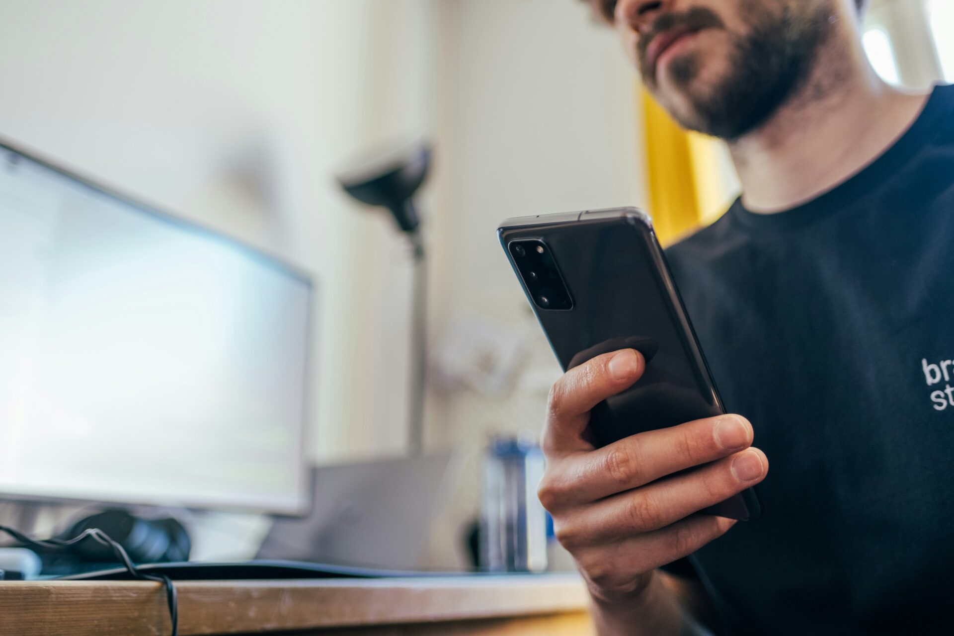 Das Bild zeigt eine Person, die ein Smartphone in der Hand hält | Media Monday #775