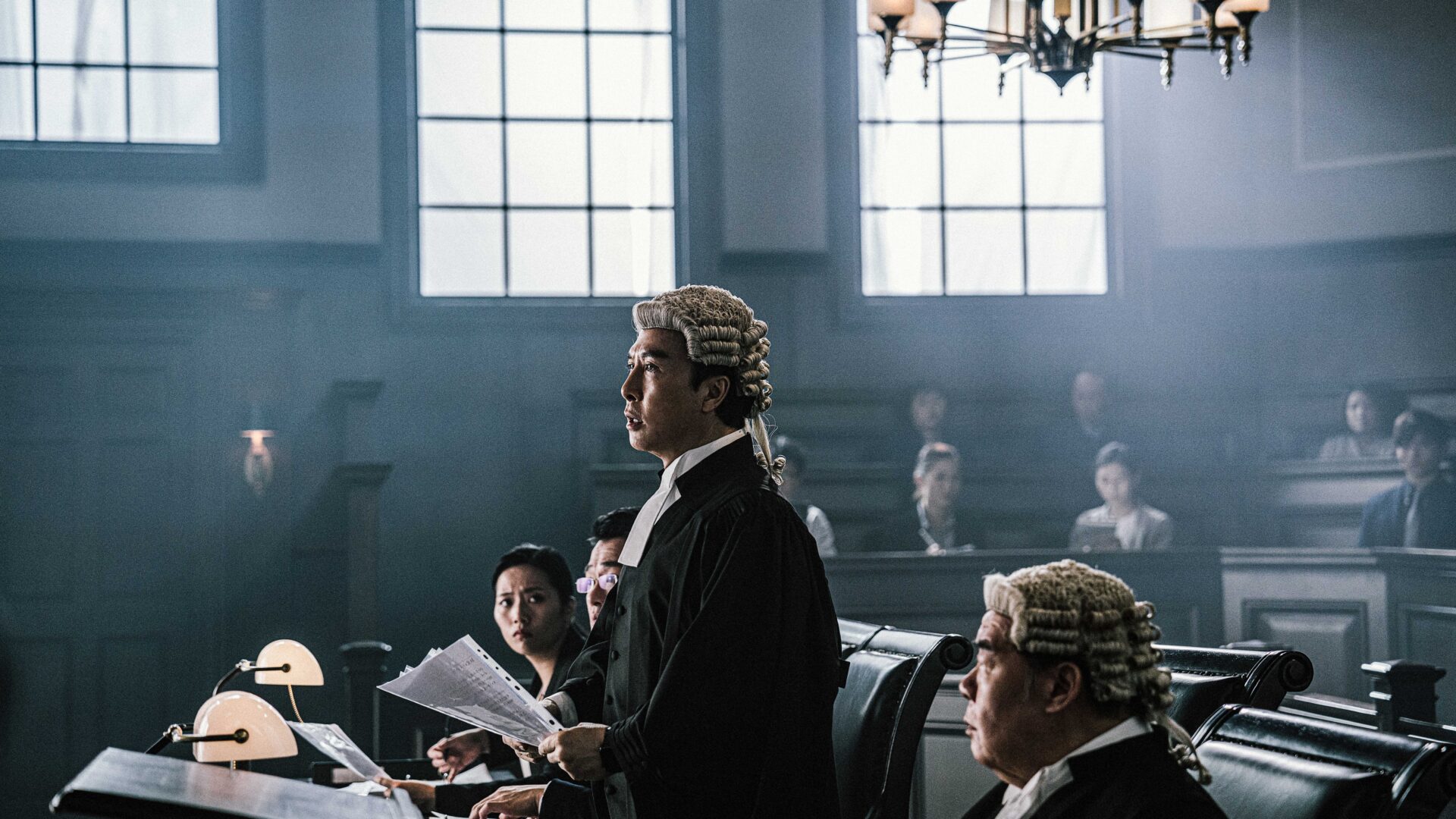 Donnie Yen steht mit Robe und Perücke in einem Gerichtssaal. Eine Szene aus dem Film "The Prosecutor".
