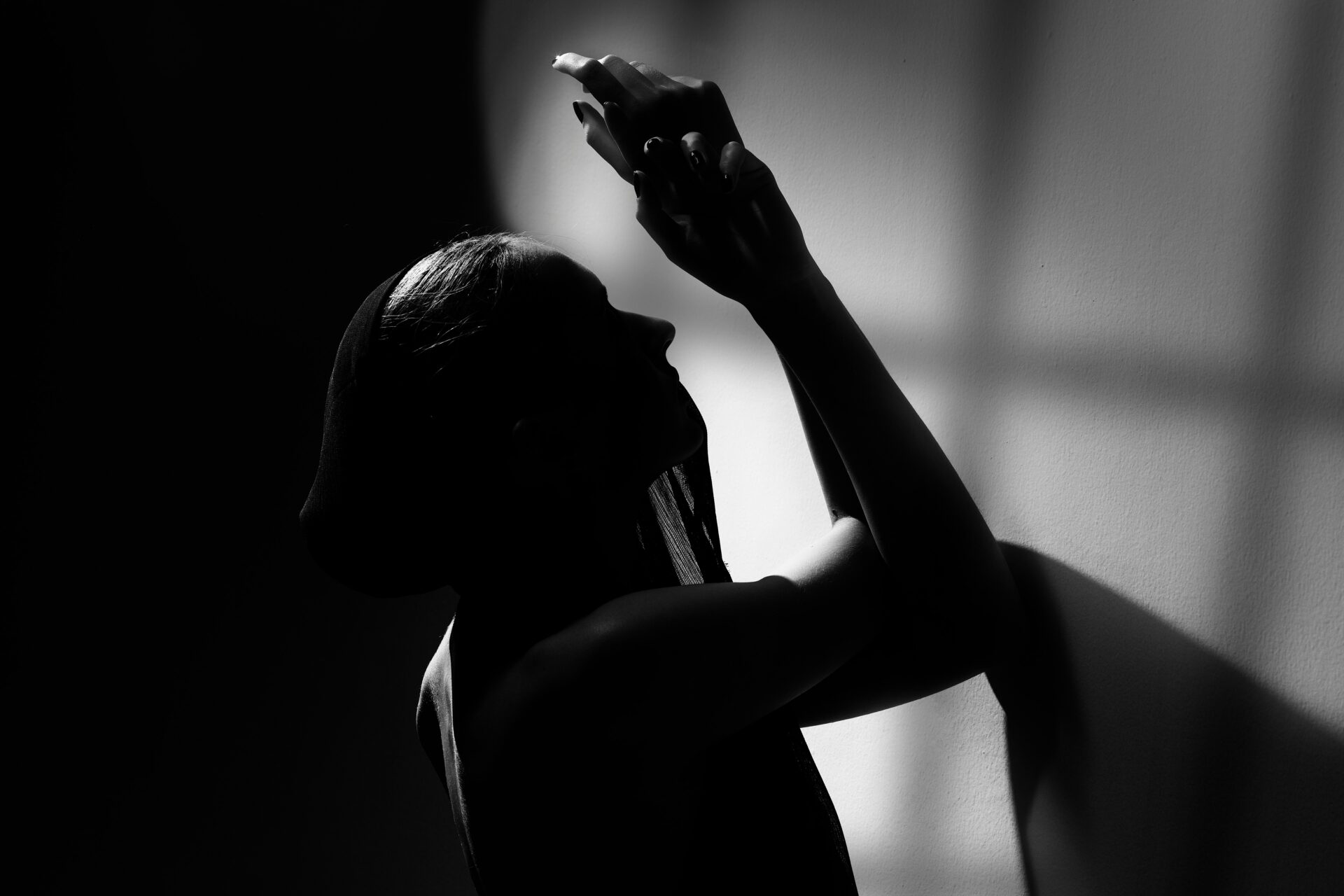 Das Bild zeigt eine Person an der Wand im Schatten | Media Monday #758