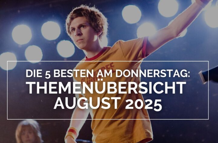 Ein junger Mann steht auf einer Bühne unter hellen Scheinwerfern. Er trägt ein gelbes T-Shirt mit rotem Kragen und roten Schriftzügen. Im Vordergrund ist der Text „DIE 5 BESTEN AM DONNERSTAG: THEMENÜBERSICHT AUGUST 2025“ zu sehen.