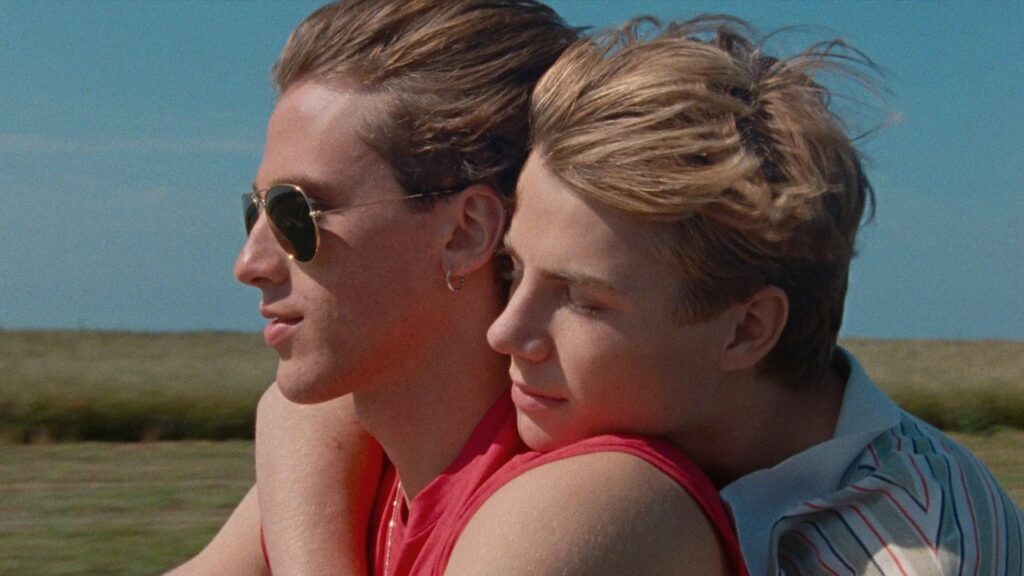 Das Bild zeigt David (Benjamin Voisin) und Alexis (Félix Lefebvre) aus dem Film "Sommer 85" eng umschlungen auf dem Motorrad sitzen | Themenübersicht Juni 2026 – Die 5 BESTEN am DONNERSTAG