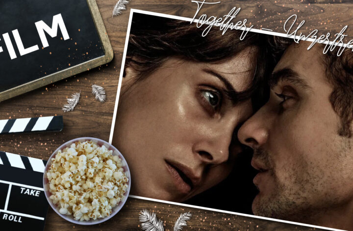 Filmabend-Stimmung: Eine Tafel mit dem Wort „FILM“, ein Clapperboard mit typischen Szenenangaben, eine Schale Popcorn und verstreute Federn auf einem Holzhintergrund. Oben rechts ist teilweise das Wort „Together“ zu sehen.