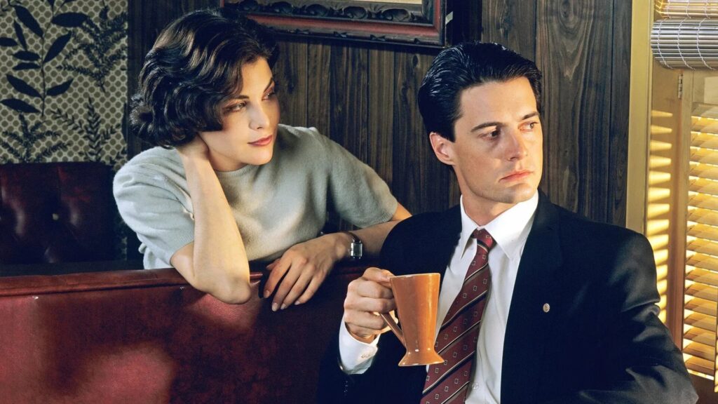 Das Bild zeigt Agent Cooper (rechts) mit einer Kaffeetasse in der Hand. Rechts von ihm sitzt Audrey Horne, die Tochter des Besitzers des Great Northern Hotels | Media Monday #746
