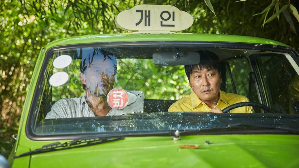 Thomas Kretschmann und Song Kang-ho sitzen im Film "A Taxi Driver" in einem Taxi