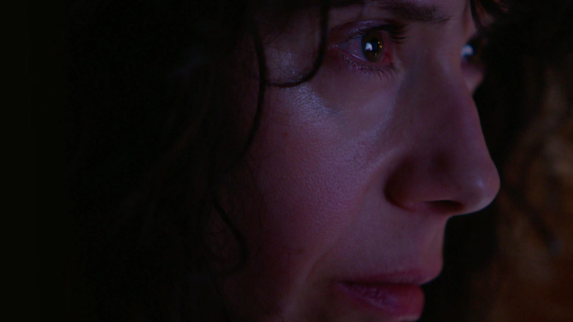 Das Bild zeigt Sally Hawkins als Laura, in "Bring Her Back" in einer Nahaufnahme ihres Gesichtes