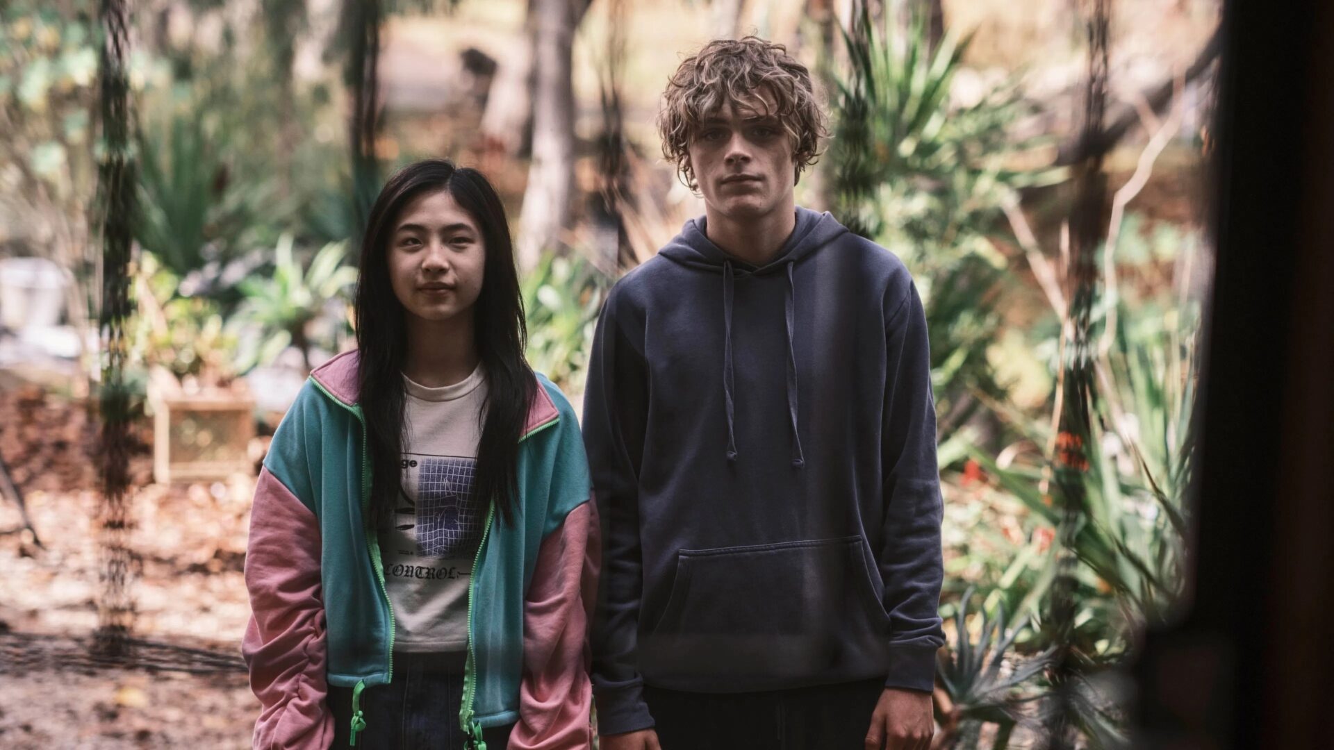 Auf dem Bild sind Billy Barratt (rechts) und Sora Wong in einer Szene in "Bring Her Back" zu sehen