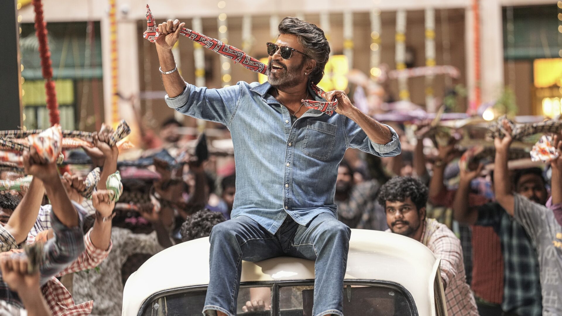 Das Bild zeigt Rajinikanth, der in einer Szene des Films "Coolie" tanzt.