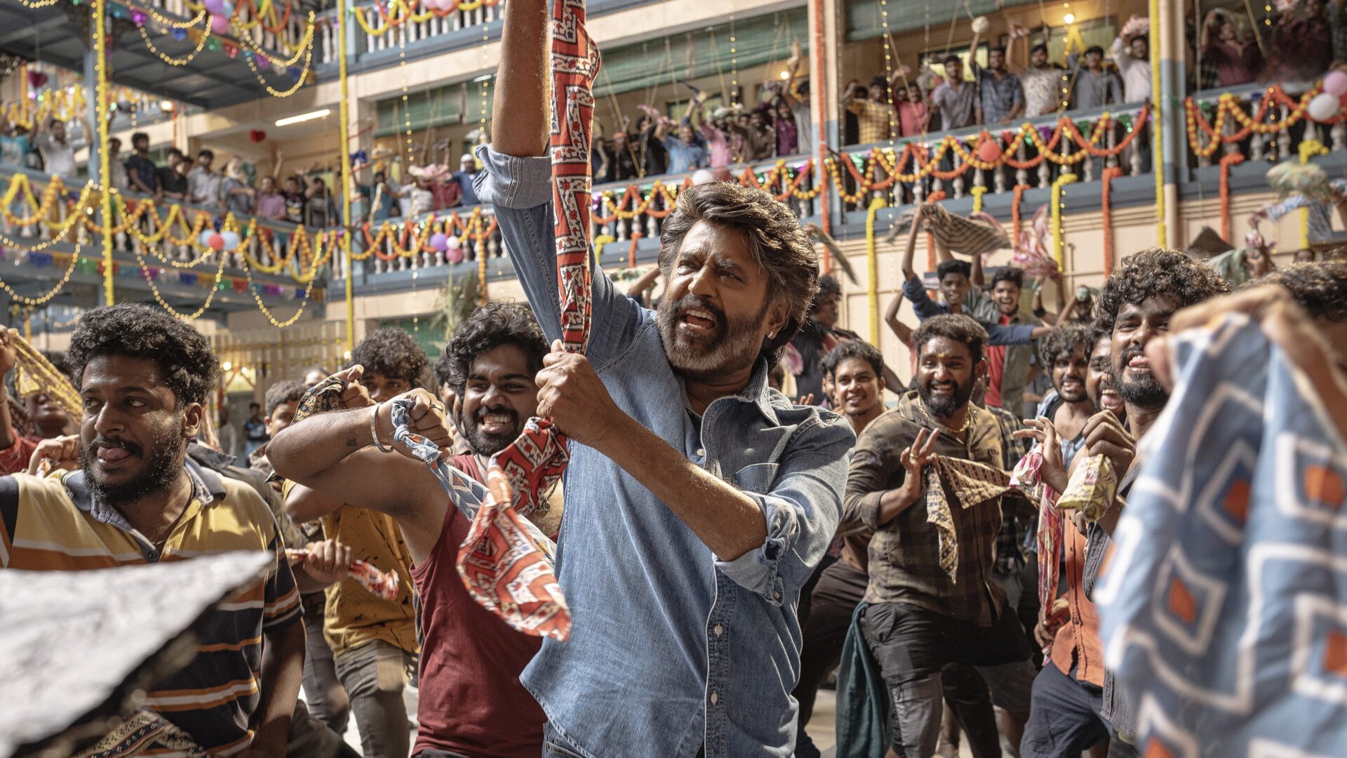 Das Bild zeigt Rajinikanth, der in einer Szene des Films Coolie tanzt.