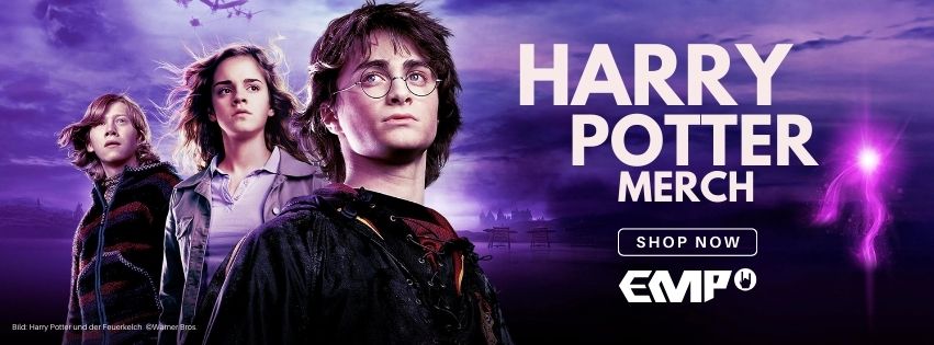 Drei Charaktere aus der Harry-Potter-Reihe stehen vor einem mystisch leuchtenden, violett gefärbten Hintergrund. Rechts strahlt ein magisches Licht. Im Vordergrund steht der Text „HARRY POTTER MERCH – SHOP NOW“ mit dem EMP-Logo. Unten links ist ein Hinweis auf das Bildmaterial aus „Harry Potter und der Feuerkelch“ von Warner Bros.