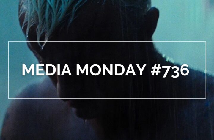 Ein Mann mit nassen Haaren steht im Regen vor einem verschwommenen blauen Hintergrund; über dem Bild befindet sich ein weißer Rahmen mit dem Schriftzug ‚MEDIA MONDAY #736‘.