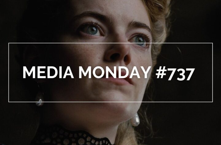 Emma Stone trägt ein schwarzes Spitzenoberteil mit hohem Kragen und eine Perlenohrring. Über dem Bild steht der Text „MEDIA MONDAY #737“. Das Bild stammt aus dem Film "The Favourite - Intrigen und Irrsinn"