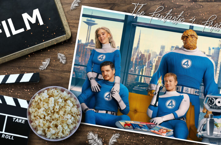 Filmabend-Szene mit einer Filmklappe, einer Schüssel Popcorn und einem Foto der „Fantastic Four“ in blauen Anzügen mit der Zahl 4. Im Hintergrund des Fotos ist eine Stadtlandschaft mit Wahrzeichen wie der Space Needle zu sehen. Der Text „The Fantastic 4 – First Steps“ steht auf dem Foto.