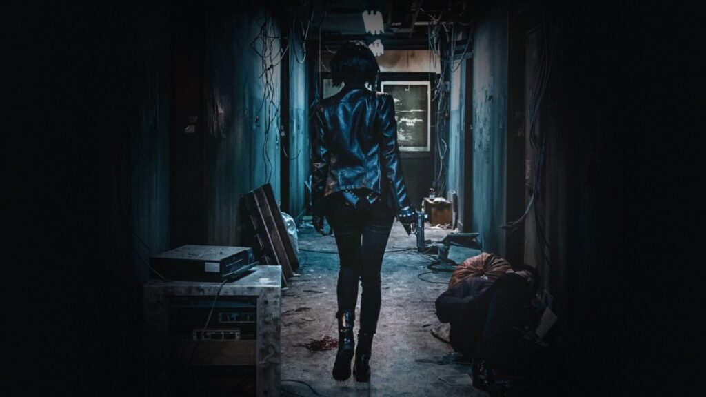 Rückansicht von Kim Ok-vin im Film "The Villainess", die in einem Hausflur steht