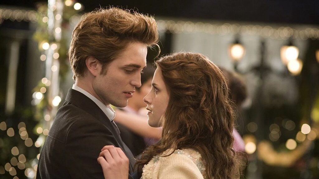 Das Bild zeigt Robert Pattinson und Kristen Stewart in "Twilight - Biss zum Morgengrauen"