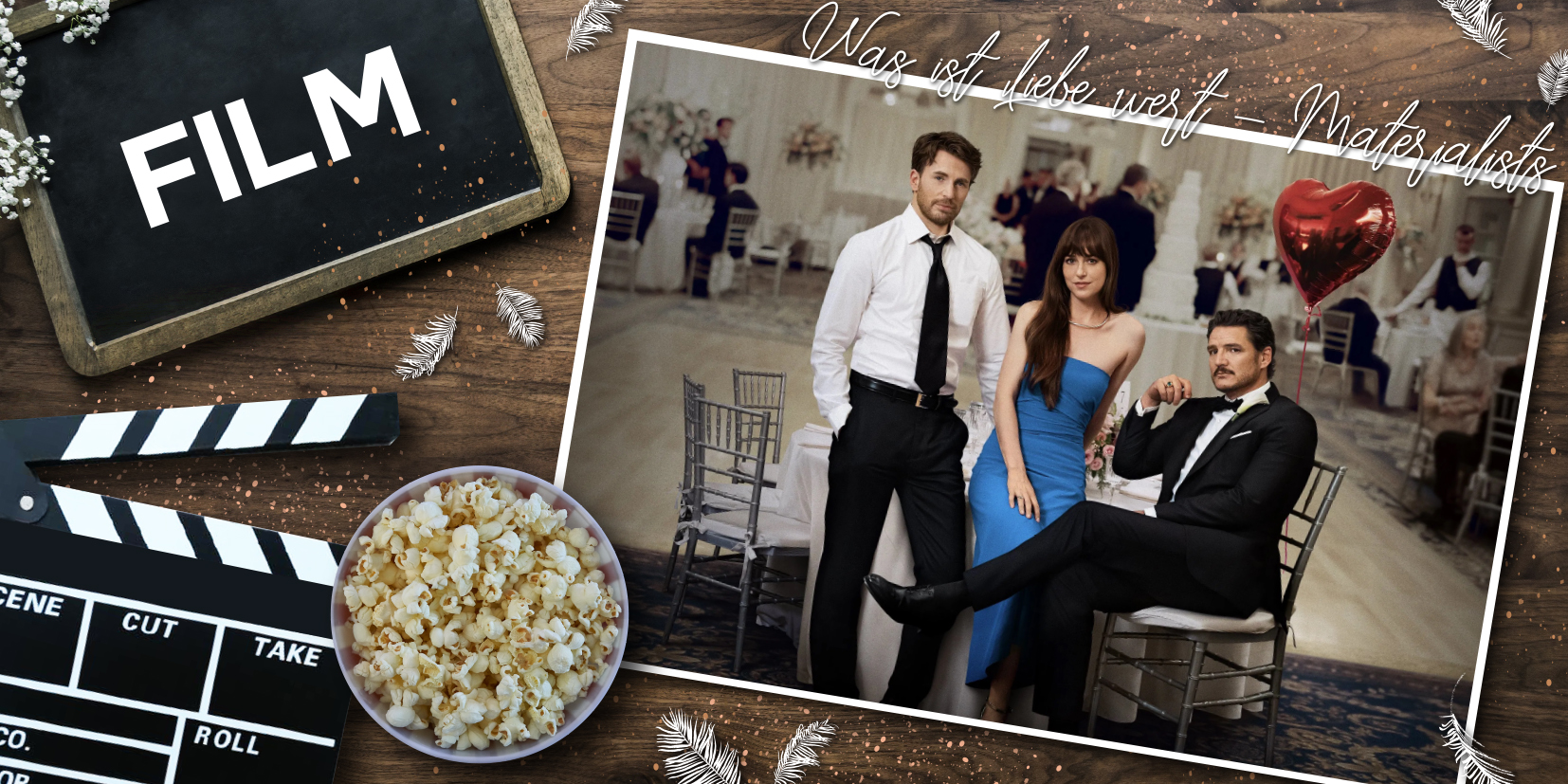 Collage mit Filmmotiv: Links ein schwarzes Schild mit der Aufschrift ‚FILM‘, eine Filmklappe und eine Schale Popcorn; rechts ein Foto von drei elegant gekleideten Personen bei einem festlichen Anlass, dekoriert mit rotem Herzballon und weißen Federn. Darüber steht in Schreibschrift ‚Was ist Liebe wert – Materialists‘.