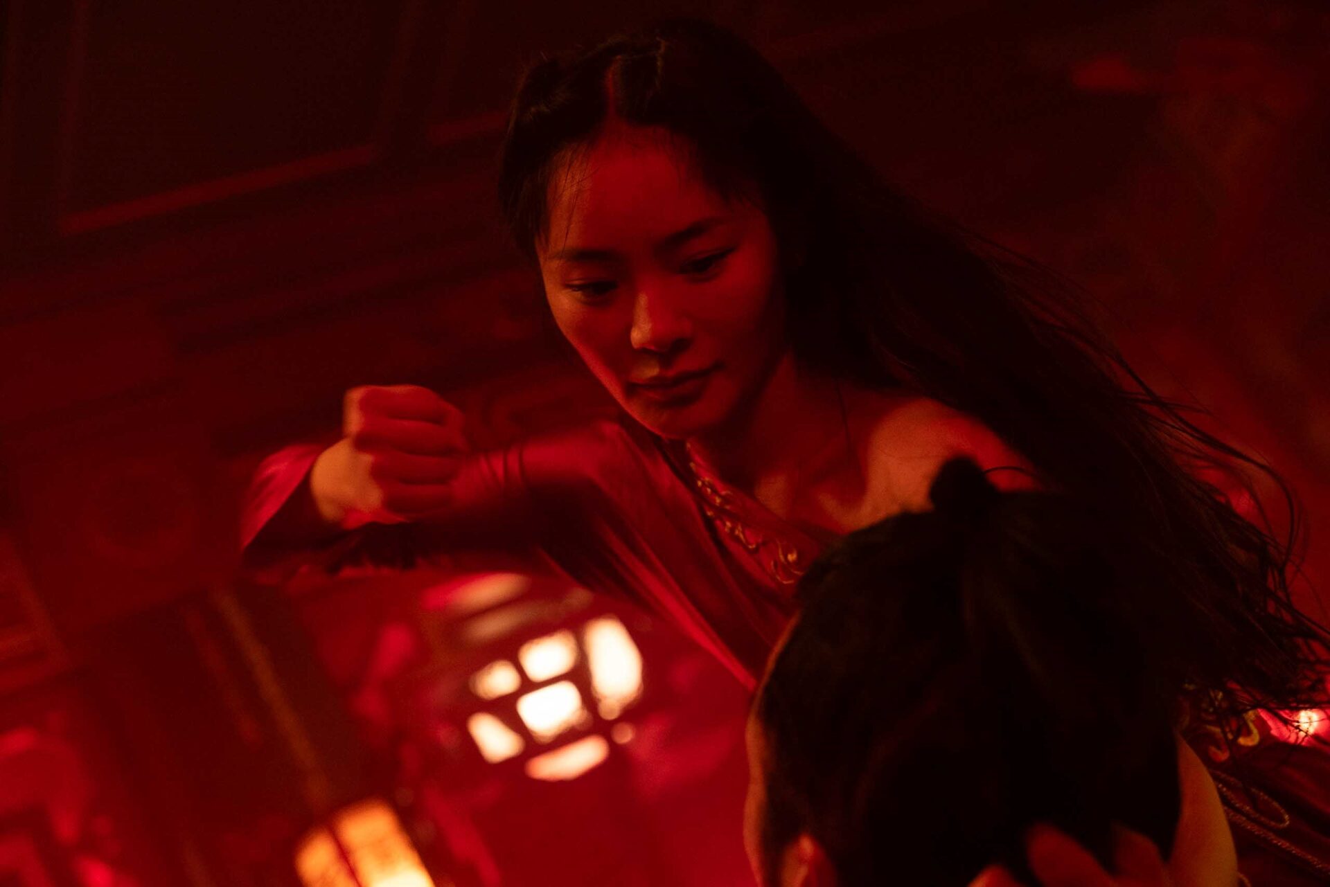 Yaxi Liu schlägt einem mann mit der Faust ins Gesicht. Szene aus dem Film "Kung Fu in Rome".