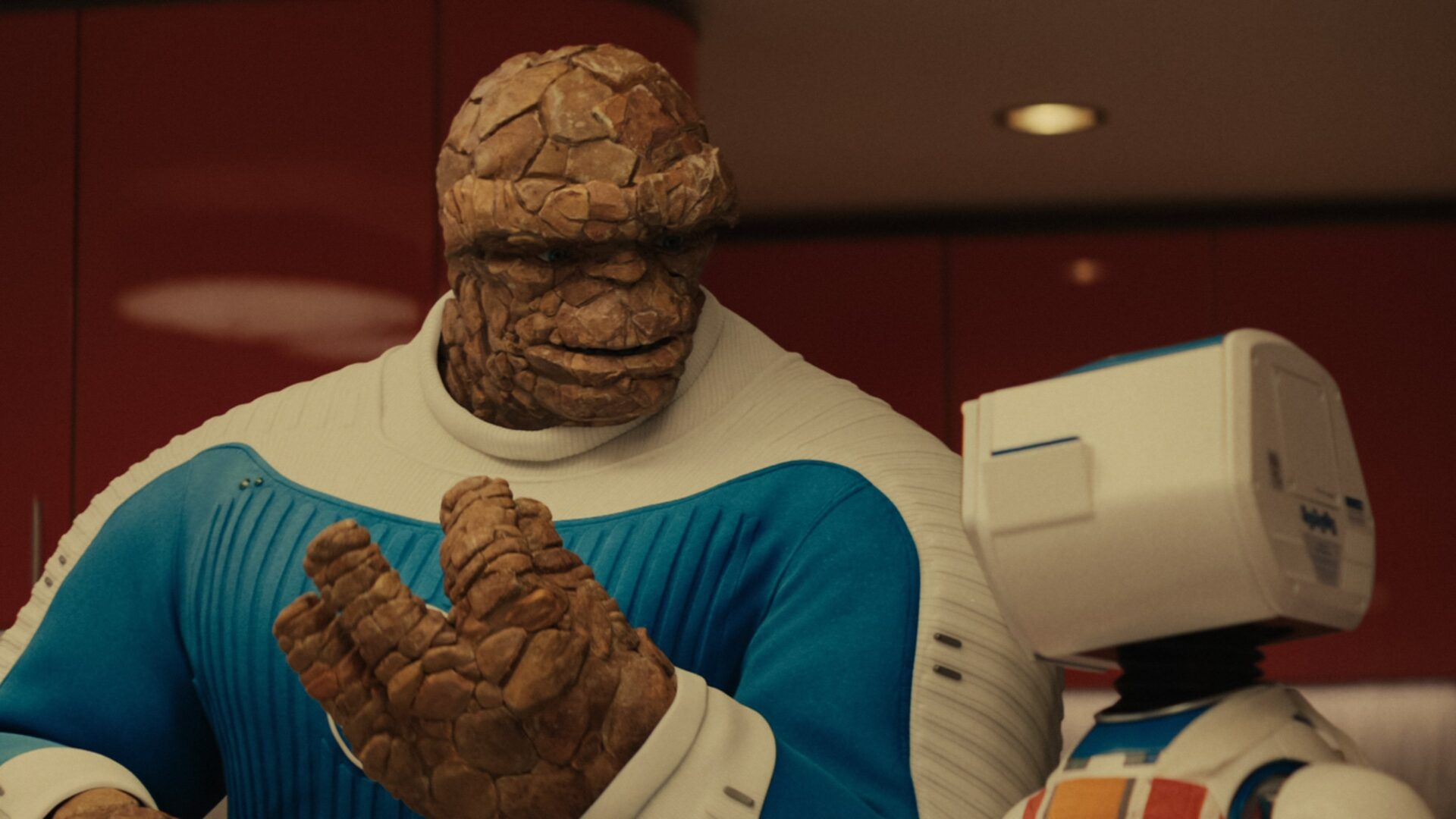Ben Grimm aka "Das Ding" kocht zusammen mit dem kleinen Roboter Herbie Essen. | The Fantastic Four: First Steps