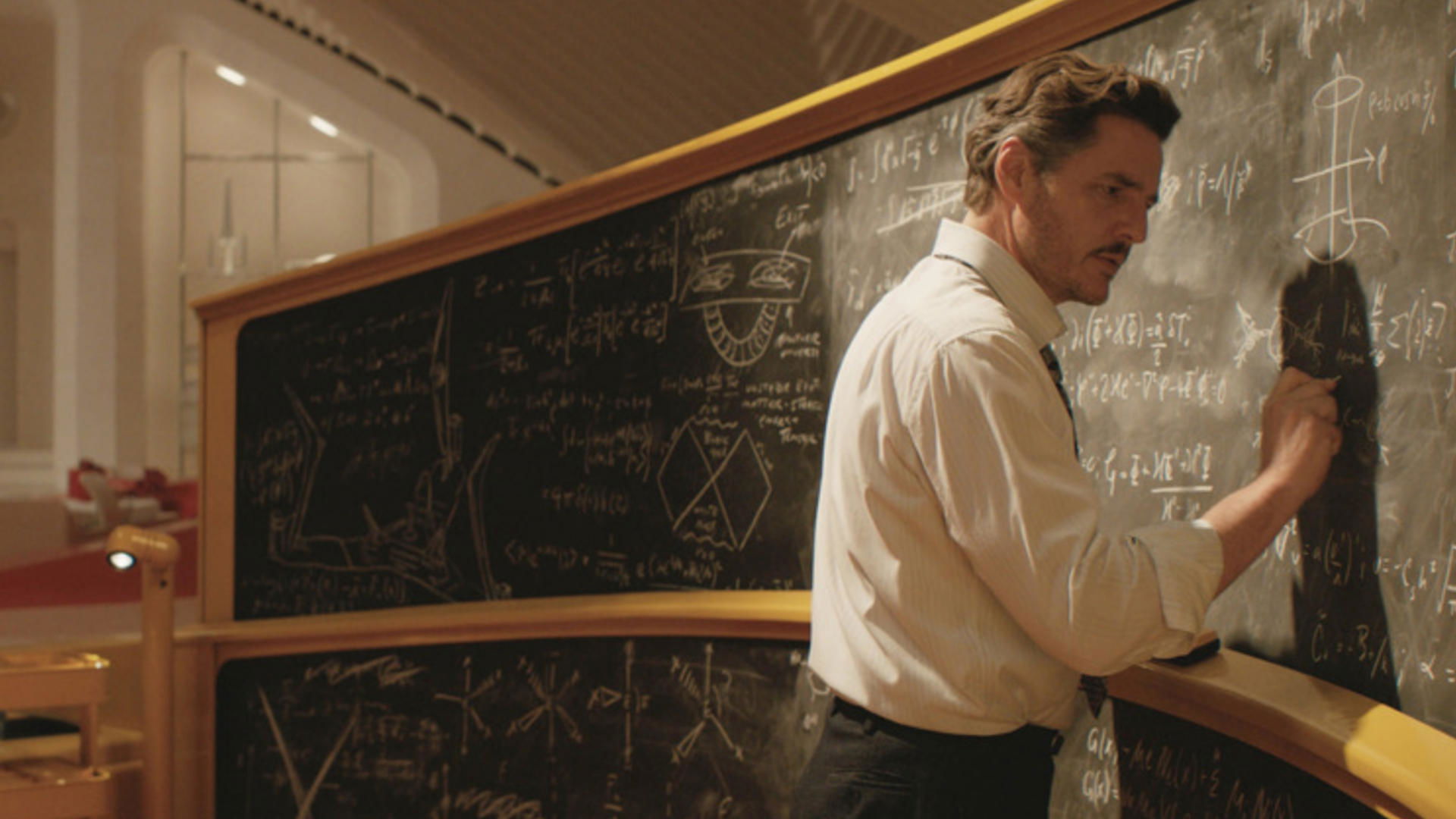 Reed Richards schreibt an eine Tafel Formeln. | The Fantastic Four: First Steps