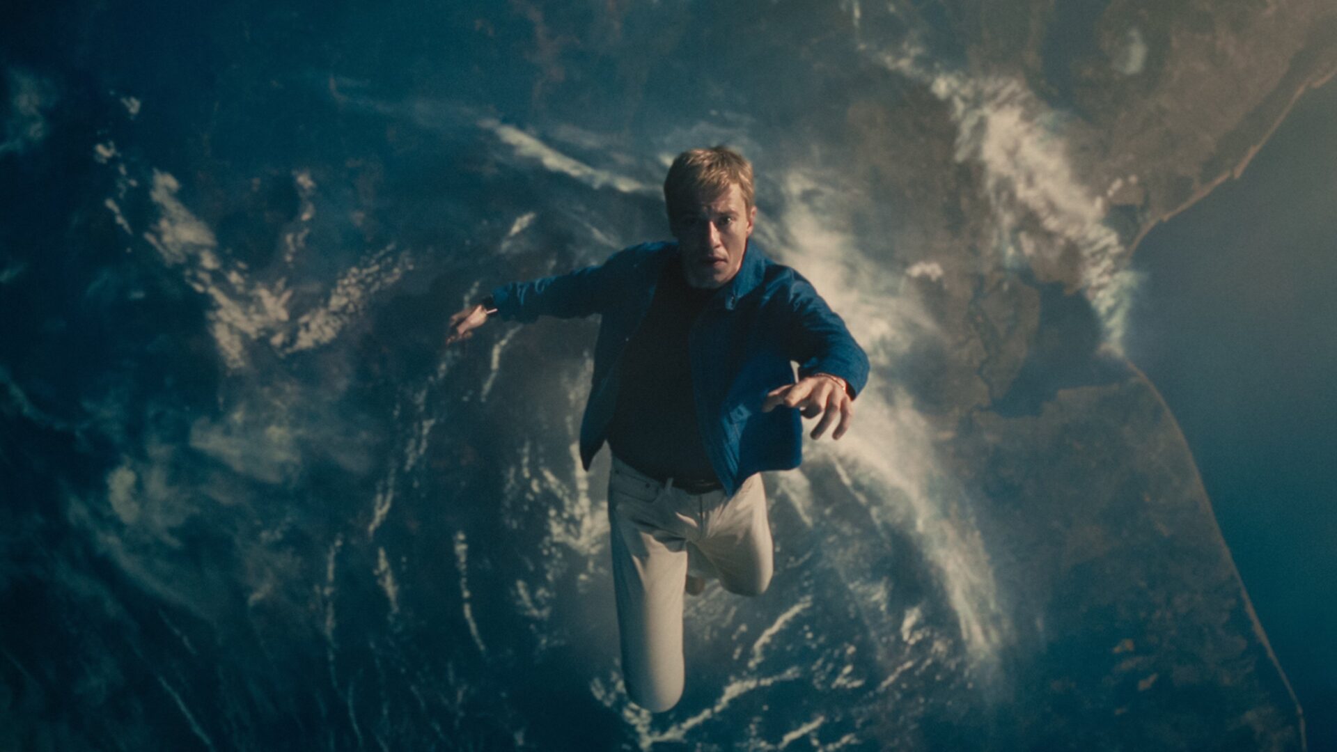 Johnny Storm in der Atmosphäre und er fällt Richtung der weit entfernten Erde. | The Fantastic Four: First Steps