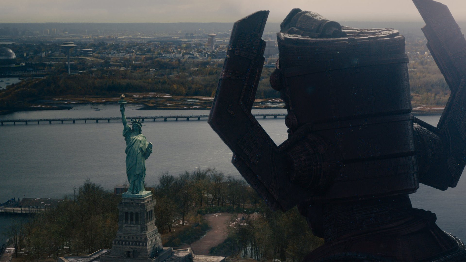 Der Kopf des riesigen Galactus schaut auf die Freiheitsstatue hinab. | The Fantastic Four: First Steps