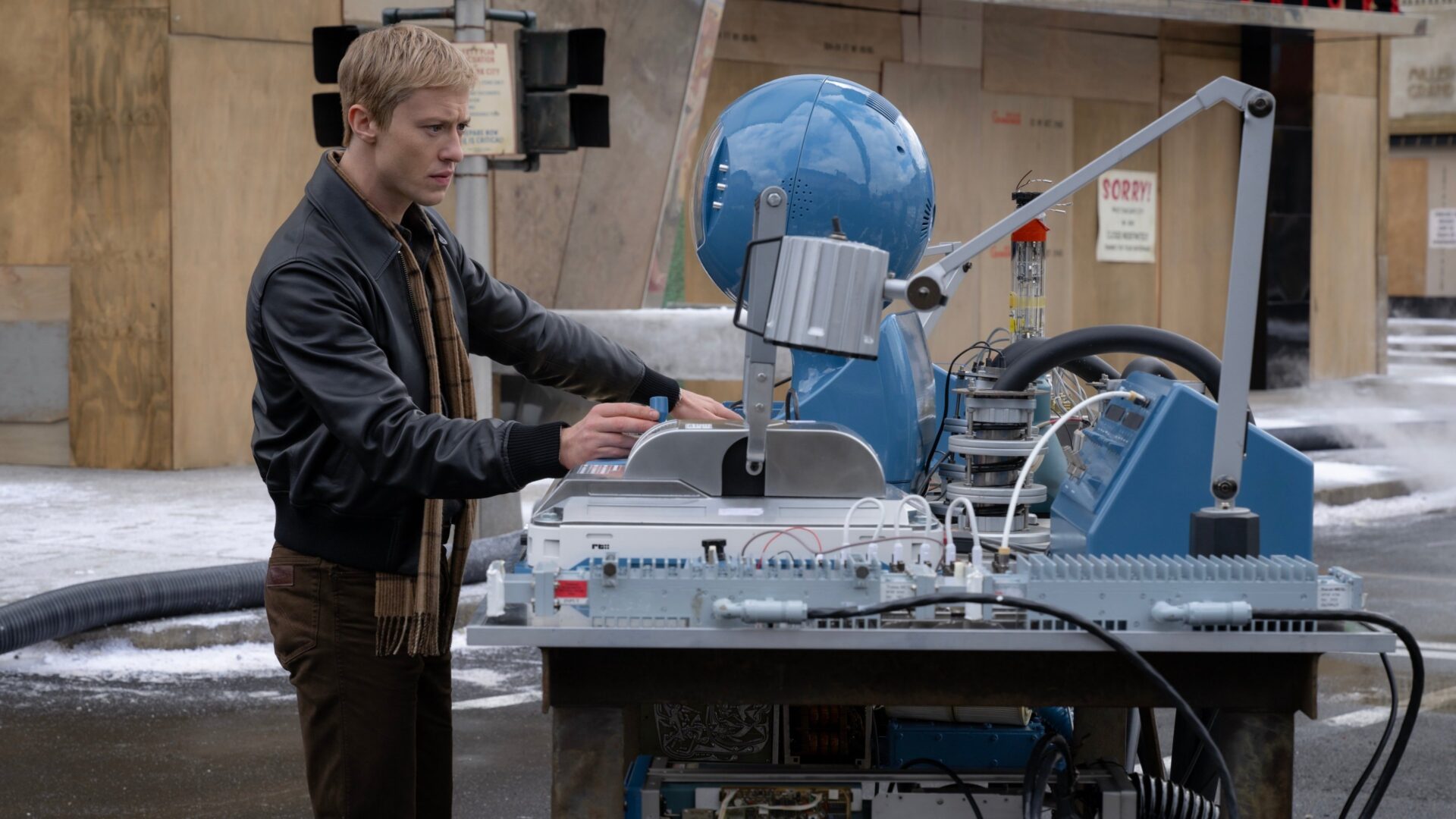 Johnny Storm bedient eine Gerätschaft. | The Fantastic Four: First Steps