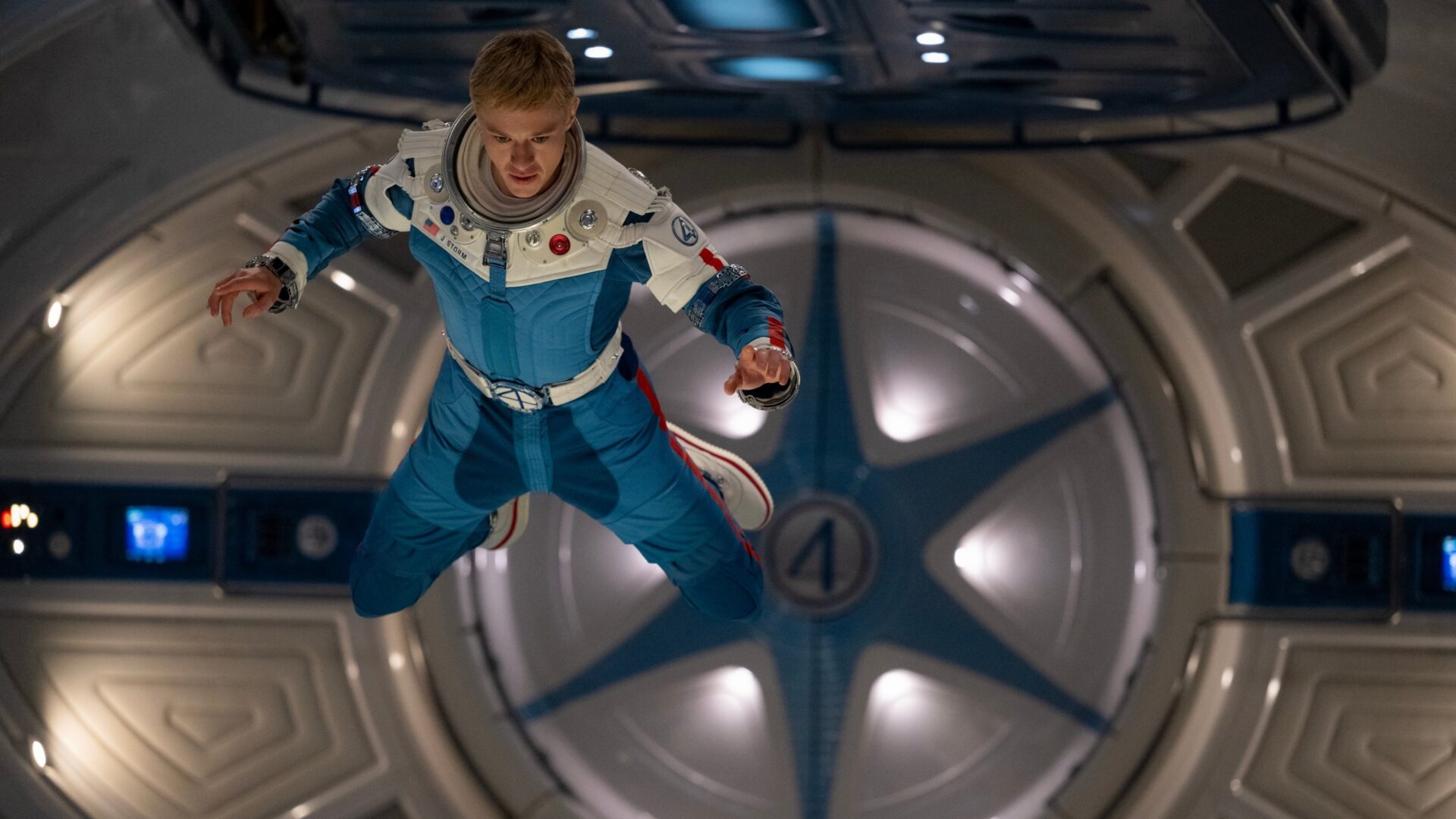 Johnny Storm schwebt in einem Raumanzug in einem Raumschiff bei Schwerelosigkeit. | The Fantastic Four: First Steps