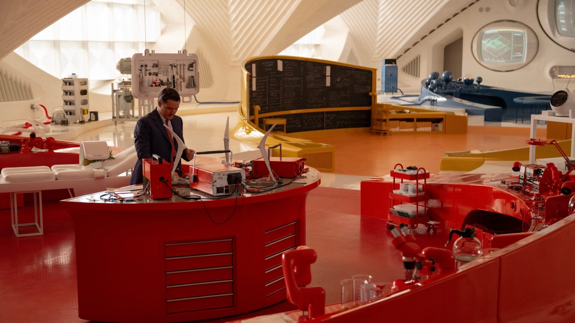 Reed Richards steht in seinem Labor und arbeitet.