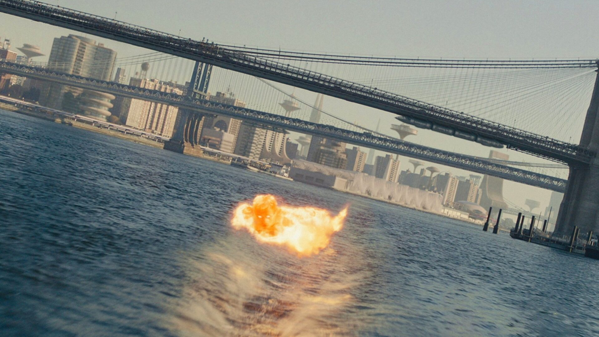 Johnny Storm als Fackel fliegt über einem Fluss.