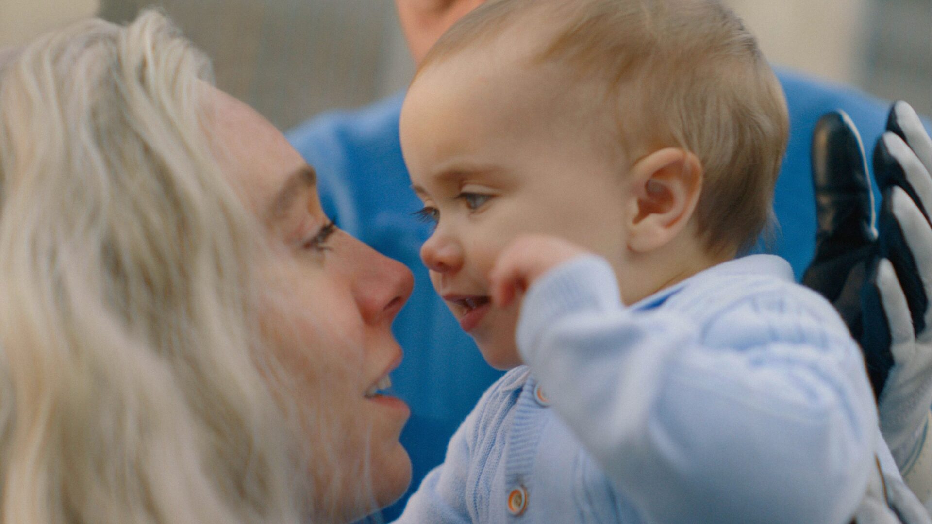 Susan Storm schaut ihr Baby an und beide lächeln.