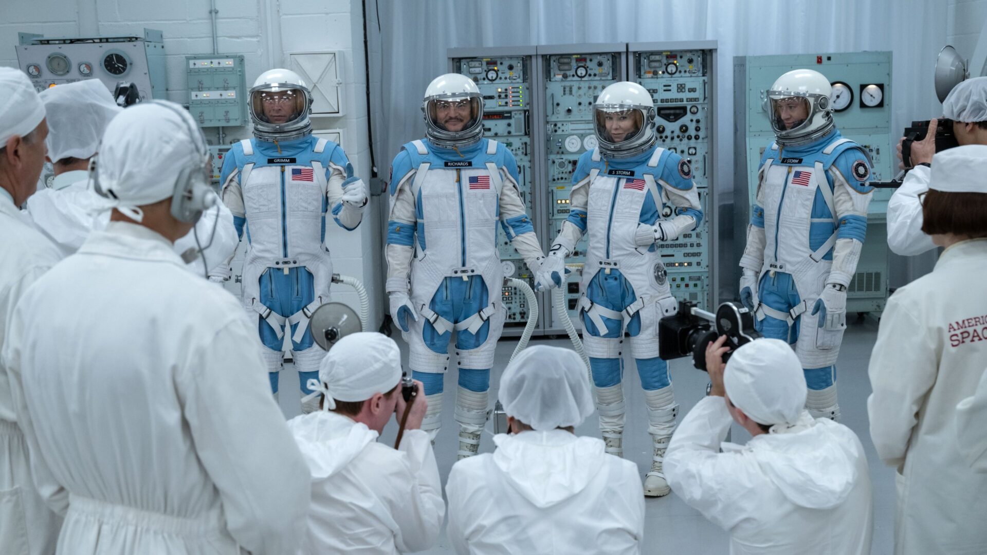 Die fantastischen Vier stehen in Raumanzügen vor Mitarbeitenden des Raumfahrtprogramms bevor sie zu Superhelden wurden.