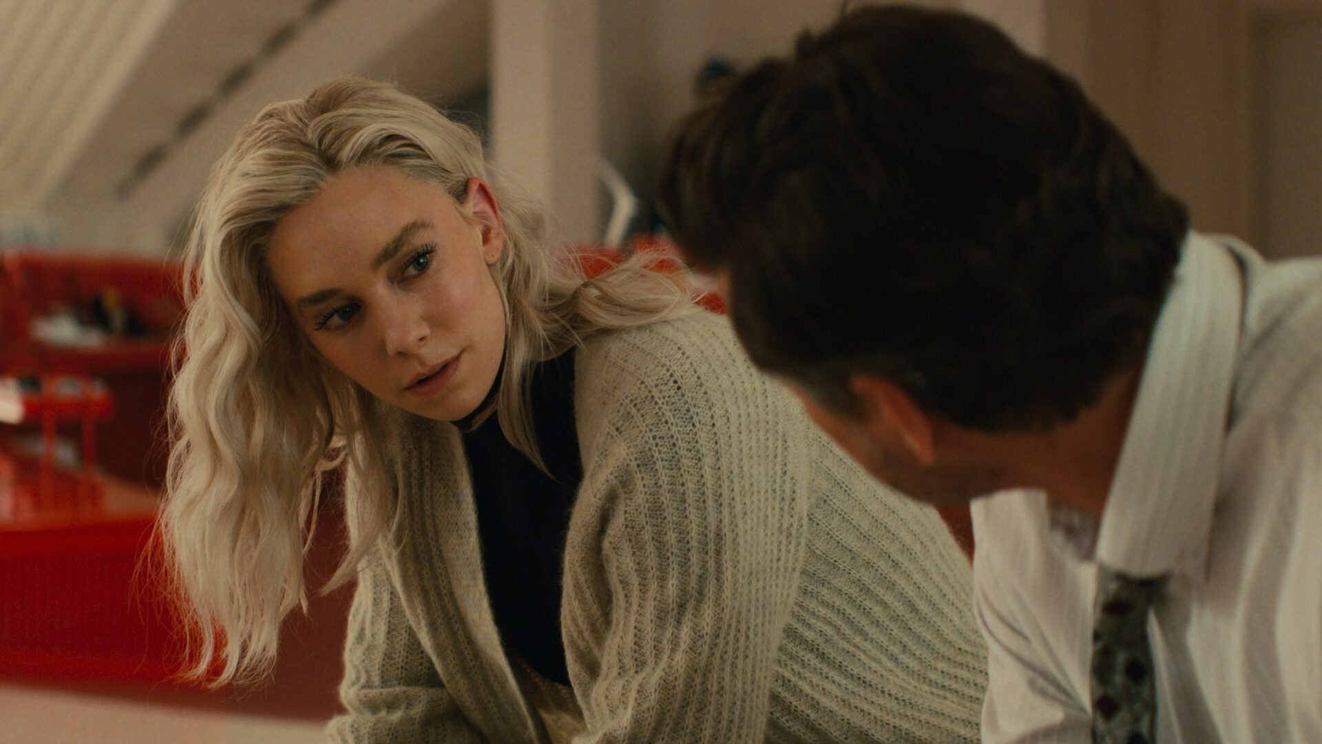 Susan Storm schaut besorgt auf Reed Richards. | The Fantastic Four: First Steps