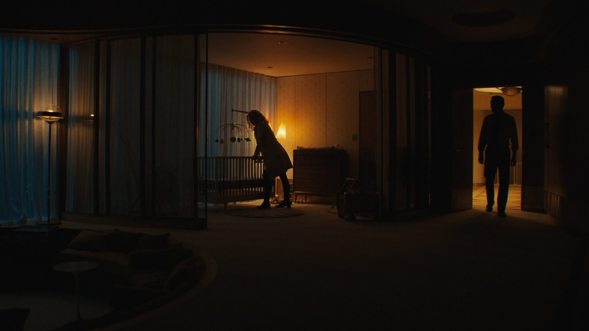 Susan Storm steht vor der Krippe ihres Babies. Es ist dunkel und nur wenige Lichter sind an. | The Fantastic Four: First Steps