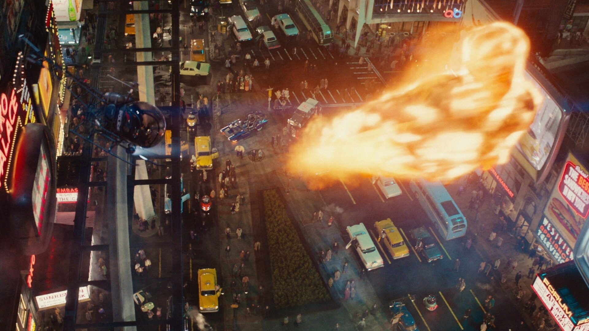 Johnny Storm fliegt in den Himmel. Im Hintergrund ein Straßenzug. | The Fantastic Four: First Steps