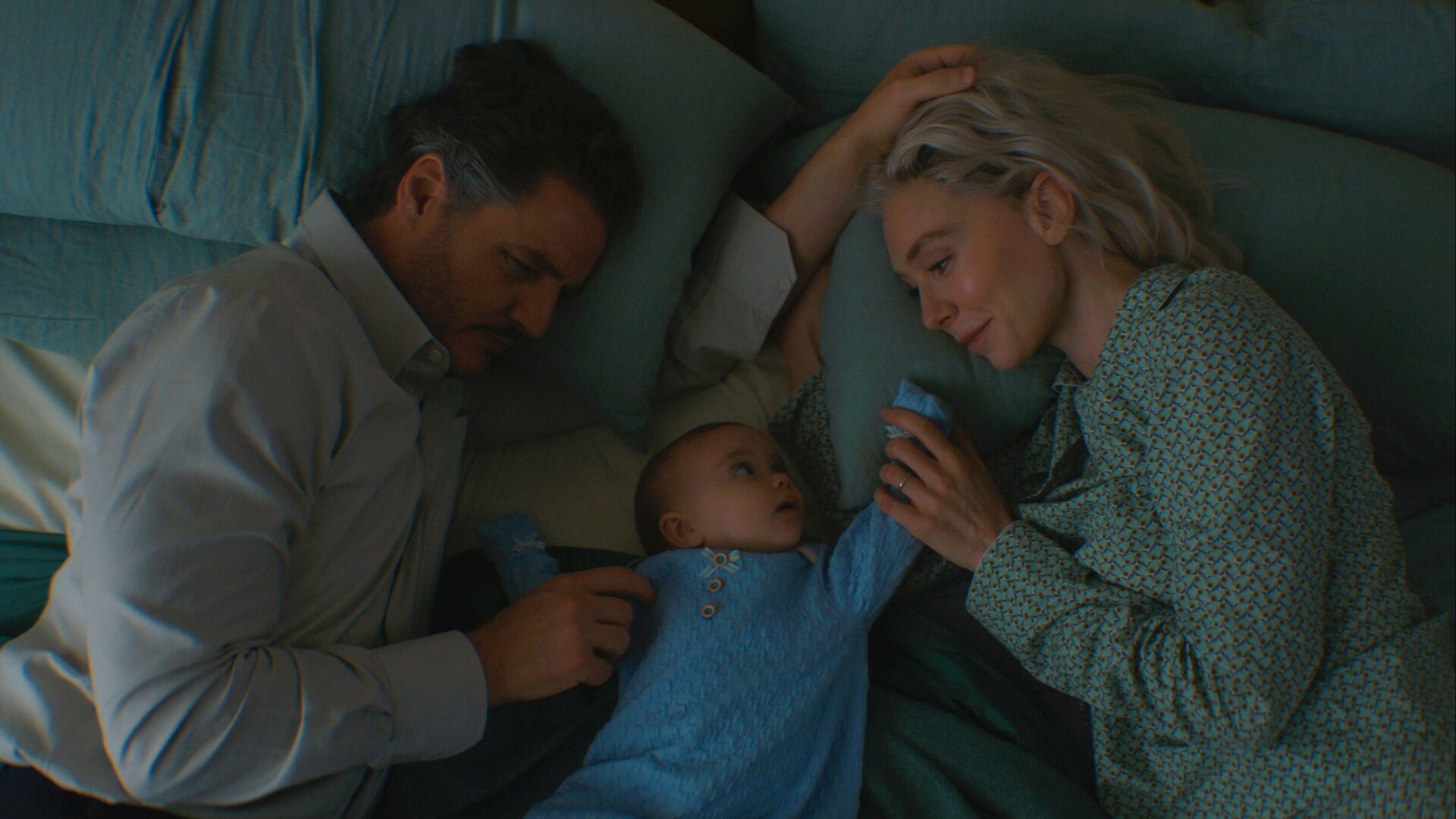 Reed Richards und Susan Storm liegen mit ihrem Baby in einem Bett.