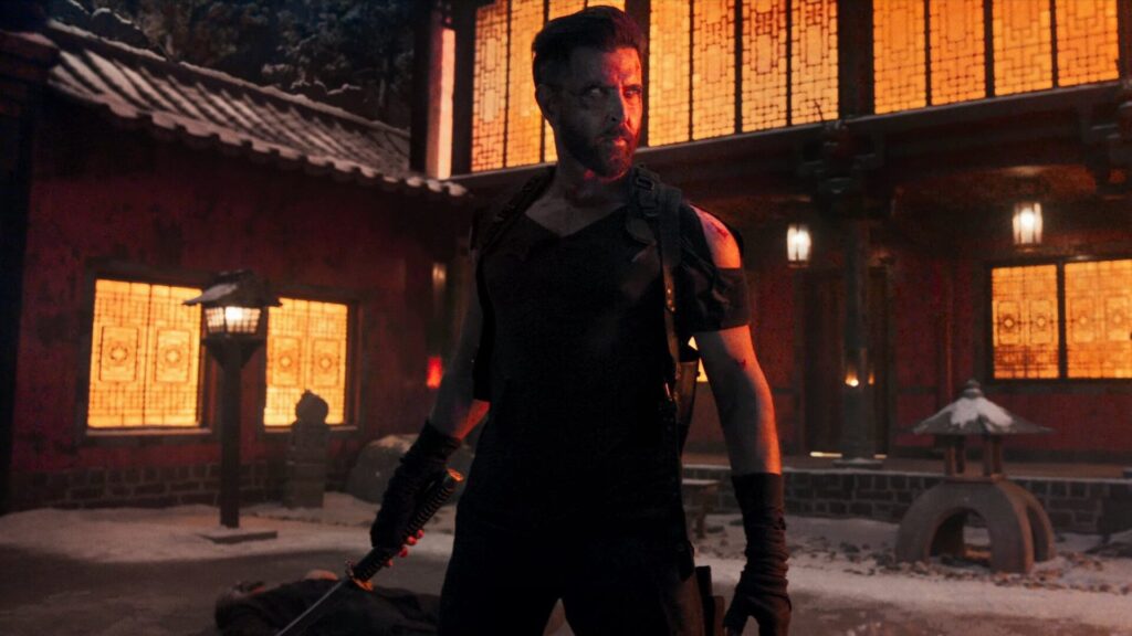 Ein Mann steht mit einem Katana in Kampfpose. | War 2 – Filmkritik