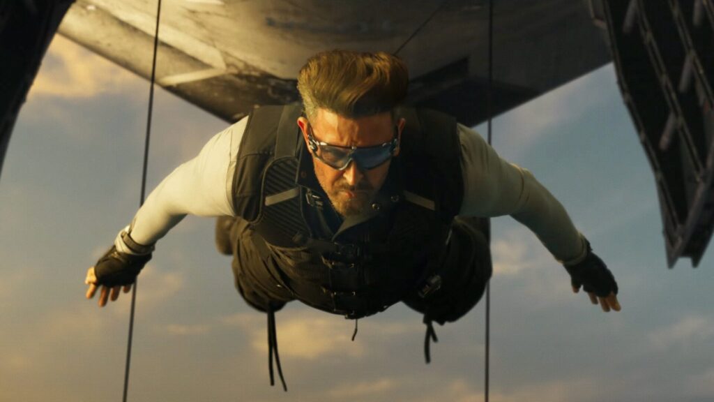 Ein Mann springt aus einem Flugzeug mit einem Fallschirm. | War 2 – Filmkritik