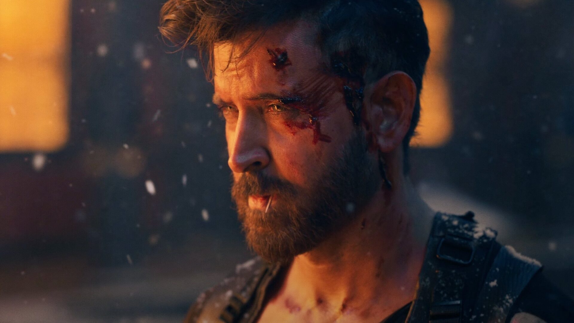 Kabir mit einem Zahnstocher im Mund und leichten Wunden am Kopf.