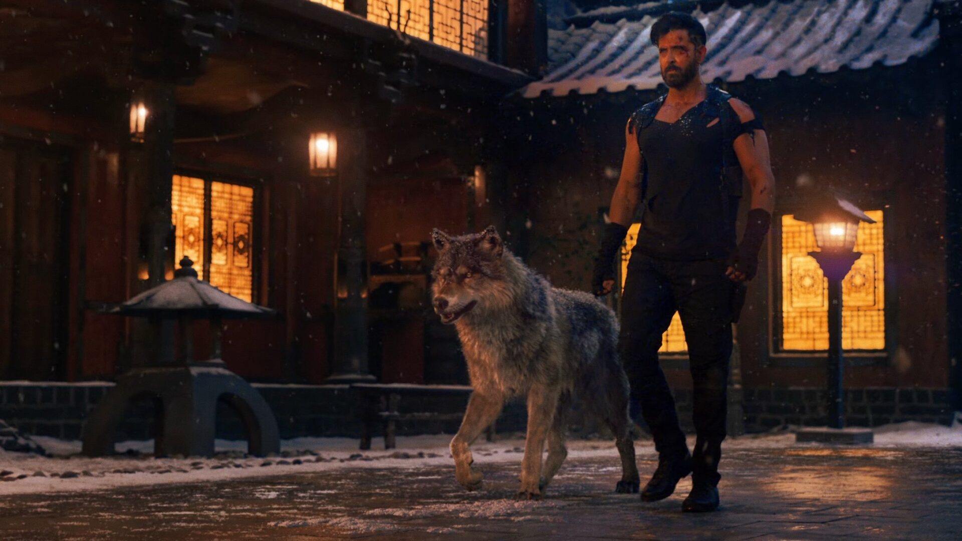 Kabir läuft mit einem Wolf an der Seite vor einem asiatischen Gebäude. | War 2 – Filmkritik