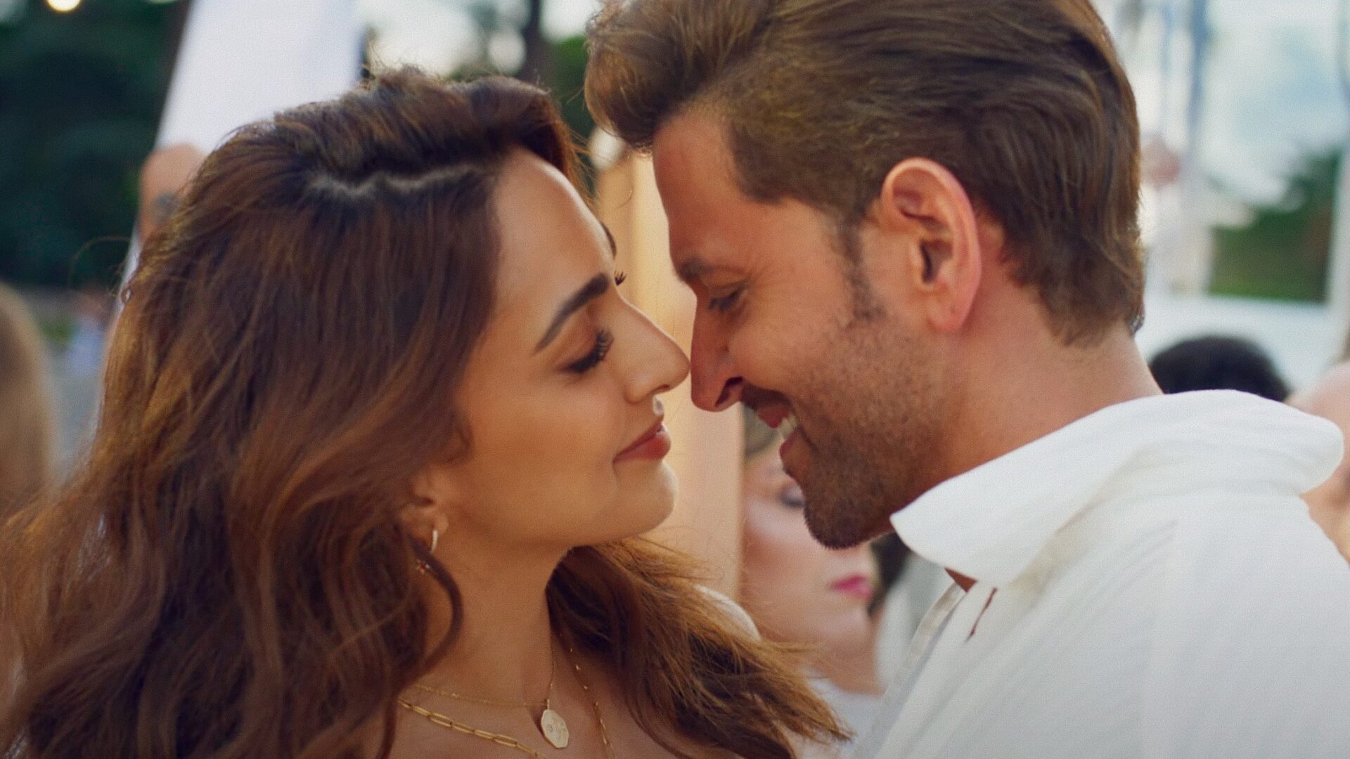 Kabir und Kavya mit den Gesichtern ganz dicht beisammen. Beide lächeln.