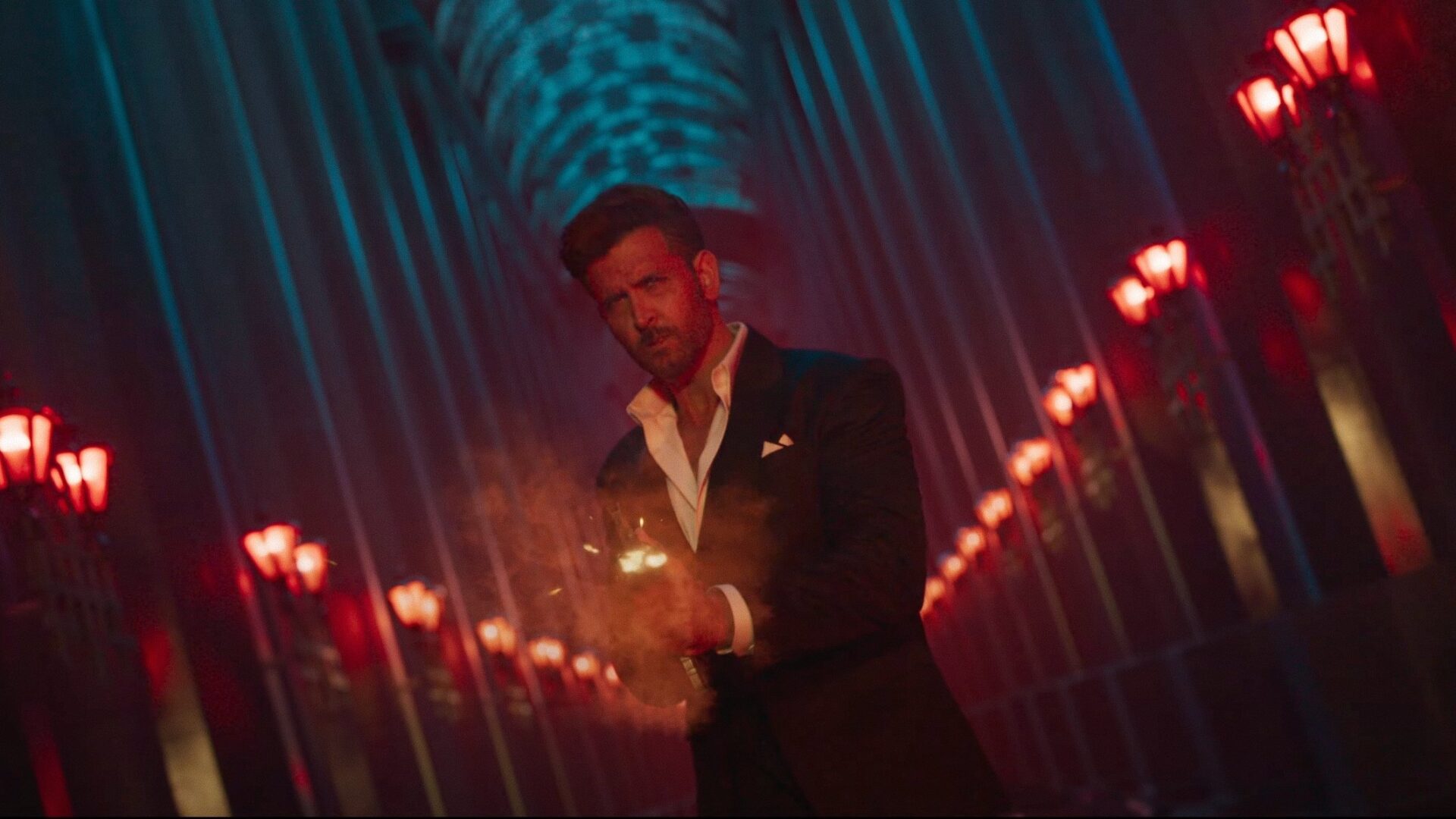 Kabir mit schießt mit einer Waffe aus der Hüfte.