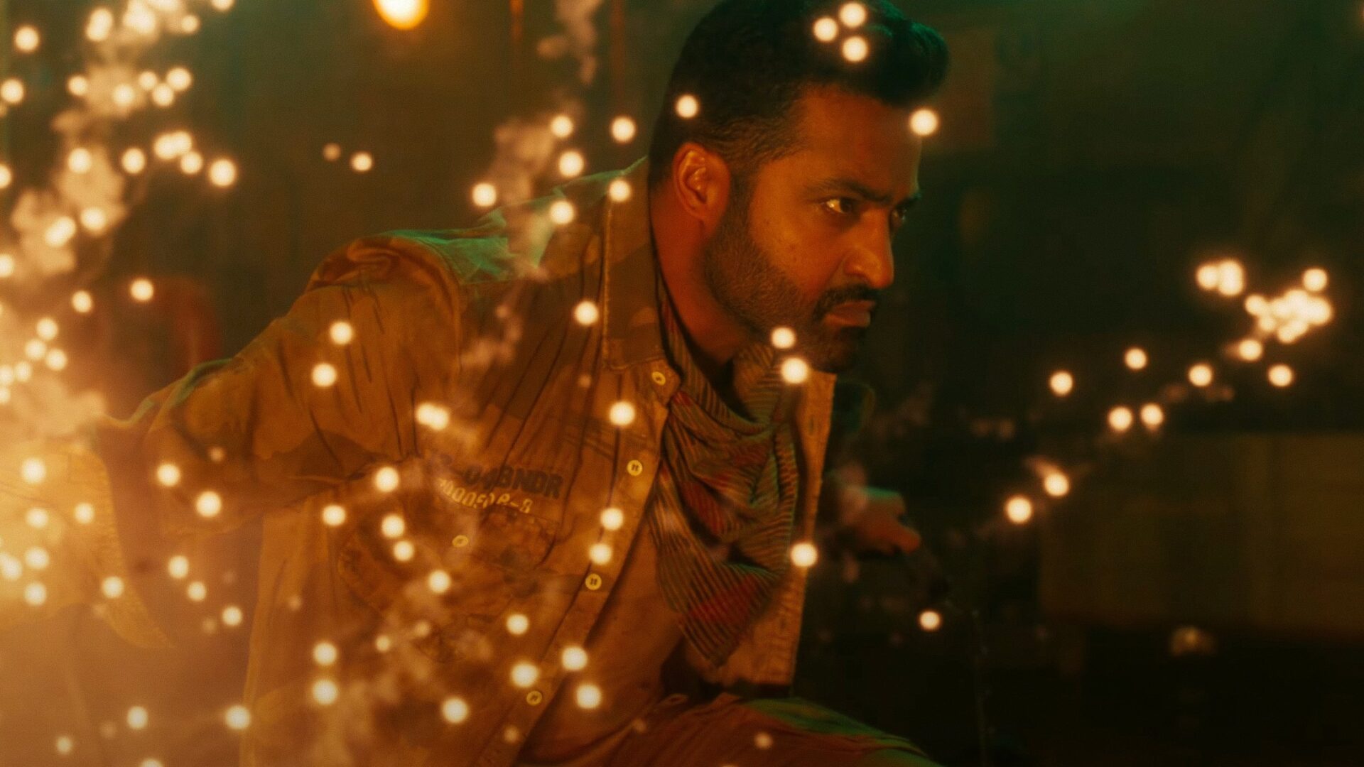 Vikram von Funken umgeben.