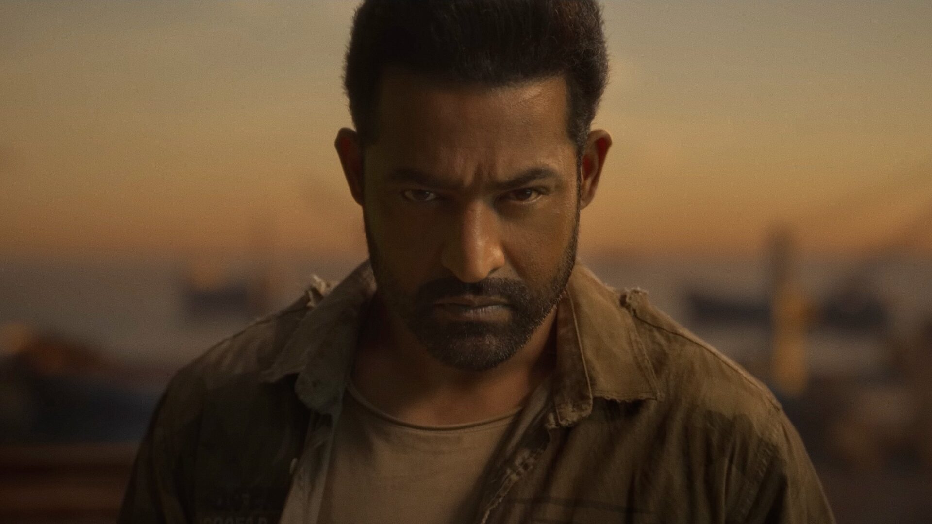 Vikram (N. T. Rama Rao Jr.) schaut ernst in die Kamera.