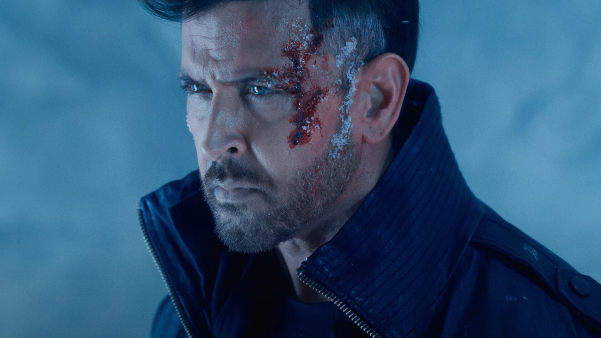 Kabir mit Mantel und einer Kopfwunde.