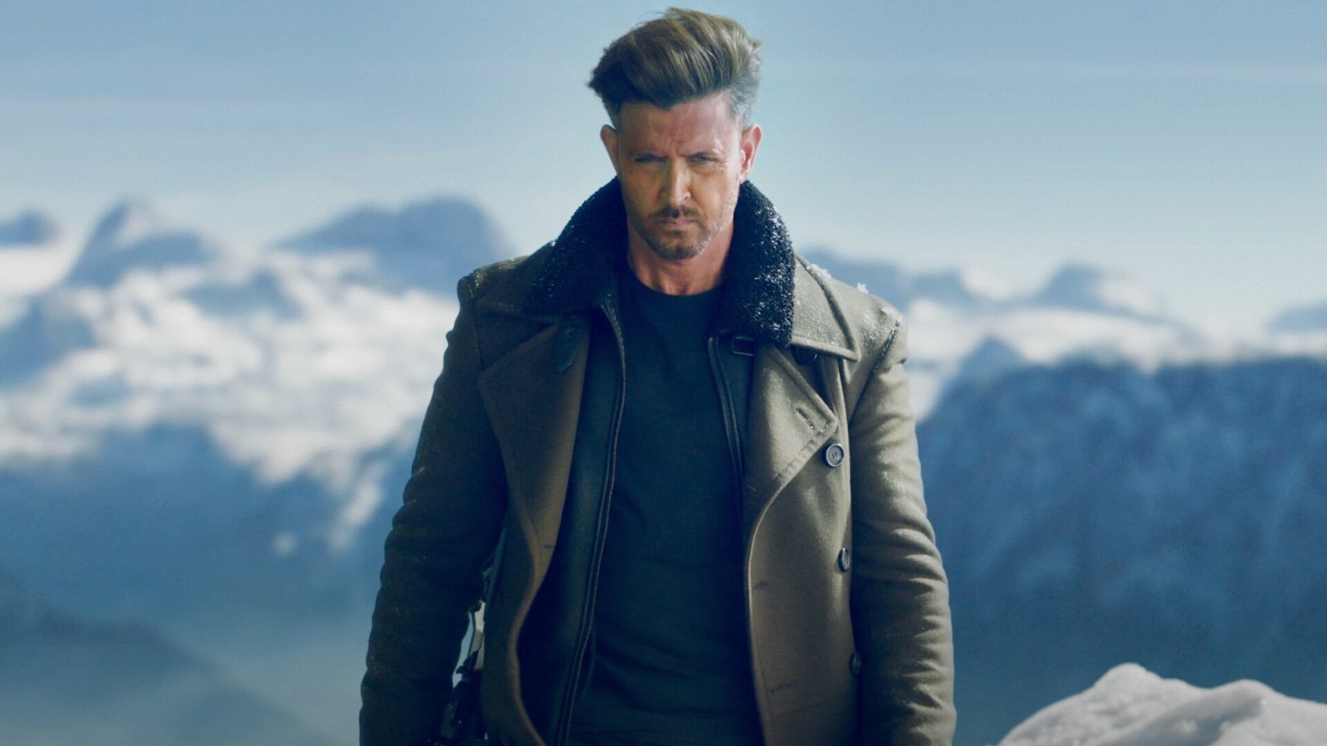 Kabir läuft mit einem Mantel in den Bergen. | War 2 – Filmkritik