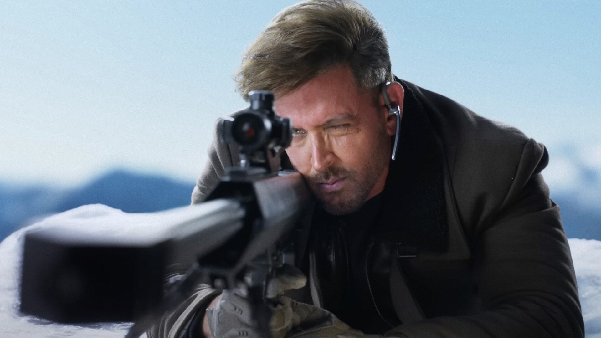 Kabir zielt mit einem Scharfschützengewehr. | War 2 – Filmkritik