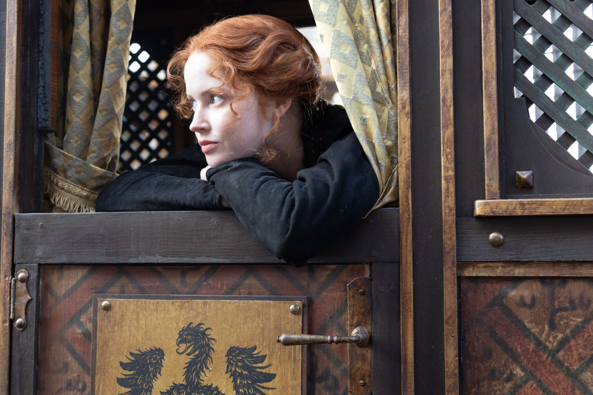 Bertha (Ellie Bamber) sitzt in einer Kutsche