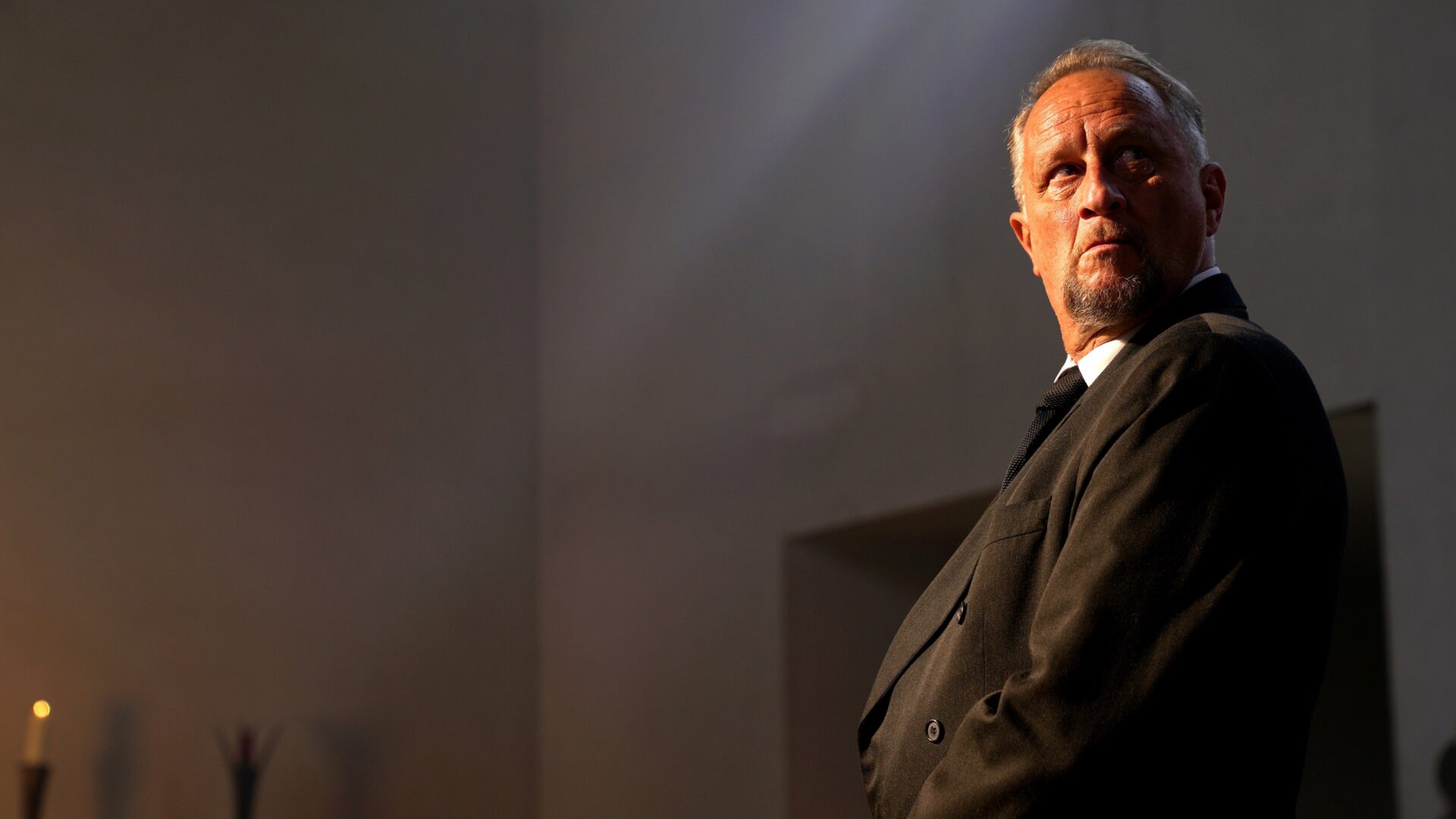 Das Bild zeigt Benoît Poelvoorde in einer Szene des Films Beating Hearts.