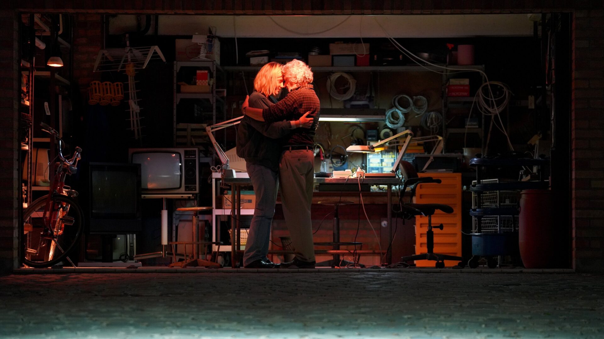 Das Bild zeigt Adèle Exarchopoulos und Alain Chabat in einer Szene des Films Beating Hearts.