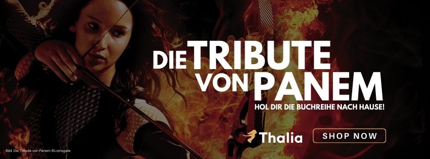 Werbebanner für „Die Tribute von Panem“ mit einer Figur in dynamischer Pose, die Pfeil und Bogen hält. Der Hintergrund ist von lodernden Flammen geprägt und vermittelt Spannung und Action. In weißer Schrift steht: „DIE TRIBUTE VON PANEM – HOL DIR DIE BUCHREIHE NACH HAUSE!“ Unten befindet sich ein „SHOP NOW“-Button sowie das Logo des Buchhändlers Thalia. Das Bild ruft zur Bestellung der Buchreihe auf und betont die dramatische Atmosphäre der Geschichte.